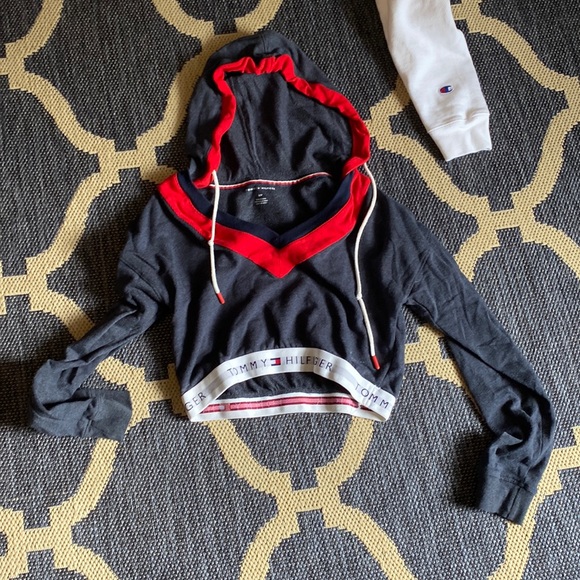 Tommy Hilfiger cropped sweatshirt - Picture 1 of 1